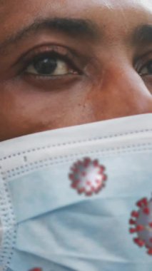 Yüz maskesi takan Afro-Amerikan bir adam üzerinde covid 19 hücrenin animasyonu. Dijital olarak üretilen küresel covid 19 salgın konsepti.