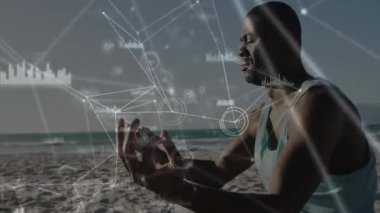 Plaj Yogi 'si elini Gyan Mudra' ya kaldırıyor ve sağlık için dijital ağ örtüsünü etkinleştiriyor. Meditasyon, farkındalık, dinginlik, teknoloji, bağlantı, rahatlama, dijital