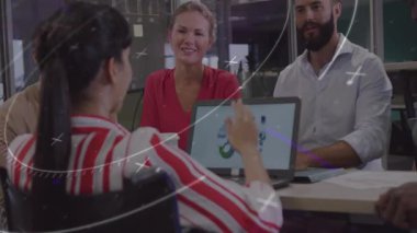 Sunucu, iş haritaları üzerinden meslektaşlarına yol gösteren bir dizüstü bilgisayarla el kaldırıyor ve yol gösteriyor. İşbirliği, takım çalışması, iş, strateji, modern, profesyonel, analiz