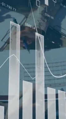 Ön planda beyaz veri işleme sistemi olan yoğun bir ofiste çalışan insanların canlandırması