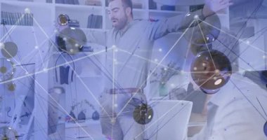 Erkek işyeri çalışanı, ağ üzerinde gezinirken kollarını kaldırıyor ve iş arkadaşına devir teslimi için rehberlik ediyor. İşbirliği, bağlantı, takım çalışması, dijital, modern, iletişim, yenilik