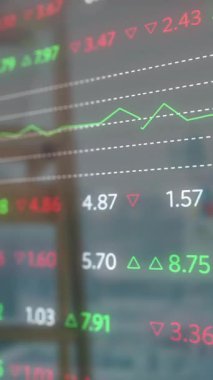 Sınıfta finansal veri işleme animasyonu. Küresel finans, iş, bağlantılar, hesaplama ve veri işleme kavramı dijital olarak oluşturulmuş video.