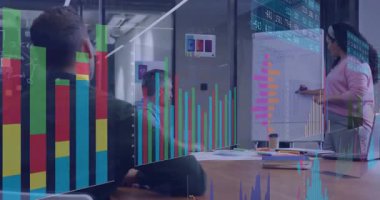 Sunucu, iş toplantısında holografik çubukların yer değiştirmesi üzerine tablolarda öngörüler çiziyor. Takım çalışması, veri görselleştirme, kurumsal, beyin fırtınası, yenilik, modern, işbirliği