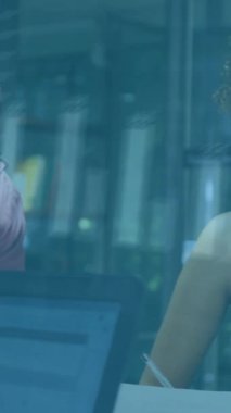 Ofisteki çeşitli iş adamları üzerinde finansal veri işleme animasyonu. Küresel finans, iş, bağlantılar, hesaplama ve veri işleme kavramı dijital olarak oluşturulmuş video.