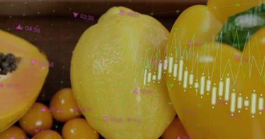Finansal tablo sarı ürün üzerinde titreşiyor, kamera sola dönüyor, papaya moda gösteriyor. Sağlıklı, organik, canlı, modern, sağlıklı, taze, doğal