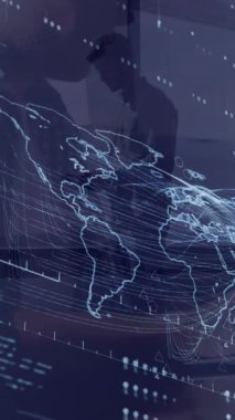 Ofiste birbirleriyle tartışan çeşitli meslektaşlar üzerinde dijital harita ve hud ekran animasyonu. Dijital bileşik, çoklu pozlama, küresel iş, planlama, teknoloji, coğrafya, takım çalışması.