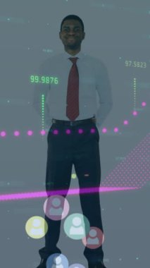 Afro-Amerikan mutlu iş adamının finansal verileri ve simgelerinin animasyonu. küresel iş, finans, teknoloji ve veri işleme kavramı dijital olarak oluşturulmuş video.