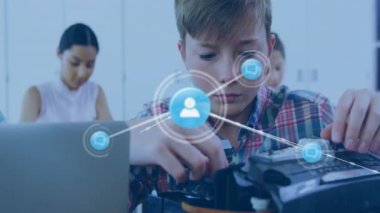 Elektronik aletleri ayarlayan genç çocuk BTMM 'nin takım çalışmasını gösteren bankta ağ simgelerine bağlanıyor. Teknoloji, yenilik, işbirliği, eğitim, dijital, devre, bağlantı