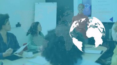 Sunucu, şeffaf küresel kaplama geri çekilirken öne geçiyor ve iş dünyasının kaymasına rehberlik ediyor. Küresel bağlantı, takım çalışması, şirket, profesyonel, sunum, yenilik, işbirliği