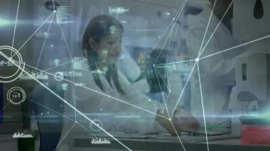 Laboratuvar bilimadamı taramaya başlamak ve meslektaşlarını izlemek için tableti üst üste koyuyor. Araştırma, yenilik, teknoloji, işbirliği, veri, kesinlik, biyomedikal