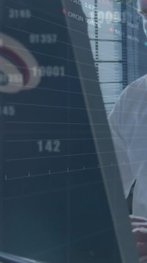 Ofiste bilgisayar kullanan beyaz bir adama karşı borsa veri işleme animasyonu. Küresel ekonomi ve iş teknolojisi kavramı