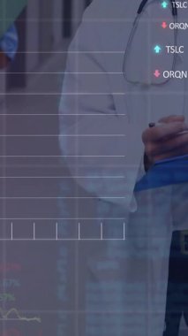Çeşitli kadın ve erkek doktorların finansal verilerinin animasyonu. finans, ekonomi, tıp, sağlık ve teknoloji konsepti dijital olarak oluşturulmuş video.