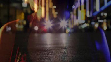 Teknisyen farların yandığını, ışıkların eridiğini, kolyenin sallandığını ve genç kızın yüzünü ortaya çıkardığını gösteriyor. Mücevher, şehir, sinema, gece hayatı, gizem, zarafet, ruh hali.