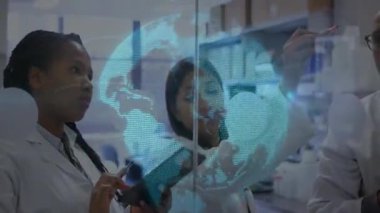 Cam labaratuar araştırmacılarının çizimleri, dönüşleri ve verileri renklendirmeleri üzerine tablet tıklaması. İşbirliği, yenilik, teknoloji, analiz, kesinlik, fütüristik, takım çalışması