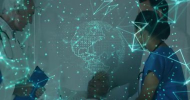 Dijital küre, hastane rehberliğinde doktor raporlarını gözden geçiriyor ve hemşire battaniyesini örtüyor. Sağlık, takım çalışması, profesyonellik, dijital, teknoloji, işbirliği, klinik