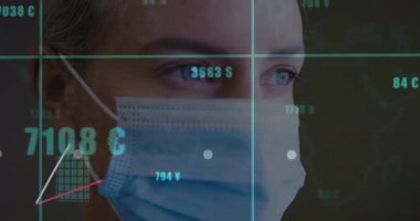 Maske takan kadın deniz mavisi fırlatma verilerini izliyor yükselen finans çizelgeleri analiz ediyor. Finansal, analitik, veri görselleştirme, profesyonel, teknoloji, yatırım, modern