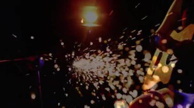 Kadın müzisyenin gitar tıngırdatması ve tıngırdatması müzik görselleri oluştururken kıvılcımlar çakıyor. Dinamik, performans, aydınlanma, sanatçılık, sahne sanatları, enerji, yaratıcılık