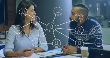 İş kıyafetleri giymiş iki yöneticinin toplantı masasında ağ örtüşmelerini gösteren notlar alması. Şirket, takım çalışması, yenilik, işbirliği, teknoloji, modern, profesyonel