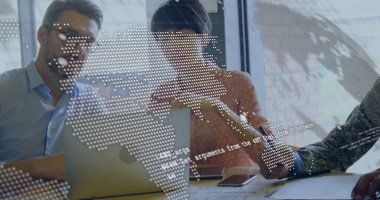 Ofis toplantı odasında dizüstü bilgisayar ve kalemle yazı yazan ve işaret eden profesyoneller. Takım çalışması, yenilik, strateji, dijital, şirket, beyin fırtınası, teknoloji