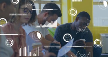 Ofis masasında işbirliği yapan dört iş arkadaşını belgeler ve dijital çizelgelerle analiz etmek. İşbirliği, takım çalışması, veri görselleştirme, ofis ortamı, profesyonel, beyin fırtınası, iş tartışması