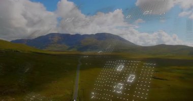 Vadi üzerinde parlayan ikili kümeler holografik veri panelleri oluşturarak araziyi haritalıyor. Gelecekçi, yenilikçi, teknoloji, dijital, manzara, holografi, veri görselleştirmesi