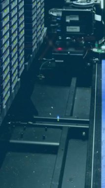 Bilgisayar sunucuları üzerinde işlem yapan matematiksel denklemlerin animasyonu. Küresel hesaplama, dijital arayüz ve veri işleme kavramı dijital olarak oluşturulmuş video.