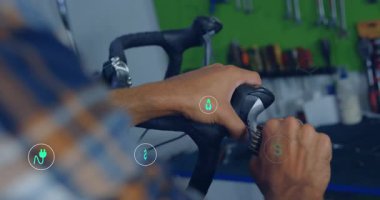 Adamın fren koluna altıgen anahtarı sokması ekolojik simgelerin gidonun etrafında ölçümler göstermesine neden oluyor. Tamirci, atölye, sürdürülebilirlik, dijital kaplama, hassasiyet, işçilik, bakım