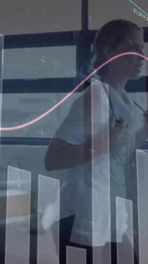 Çeşitli doktorlar üzerinde finansal veri işleme animasyonu. Küresel tıp, bağlantılar, hesaplama ve veri işleme kavramı dijital olarak oluşturulmuş video.