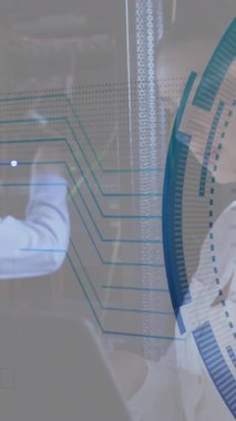 Sunucu odasında çalışan çeşitli erkek ve kadın mühendislere karşı retina yuvarlak tarayıcısının animasyonu. Siber güvenlik ve iş veri depolama teknolojisi kavramı