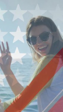 Amerikan bayrağı tasarımı bir teknede balık tutan beyaz kadın portresine karşı. Amerikan bağımsızlığı ve kutlama konsepti