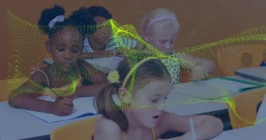 Öğretmenler sınıf ödevi verdikten sonra, çalışma masalarına görev öğrencileri yazıp, eğitim için not defterlerine yazdılar. Sınıf arkadaşları, öğrenim, eğitim, kırtasiye, işbirliği, öğrenim, çizim