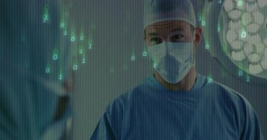 Lamba altındaki erkek cerrah ikili akıntılara tepki veriyor. Maskeyi ayarlarken sürüklenen kılavuz prosedürler. Tıbbi, teknoloji, yenilik, sağlık, kesinlik, fütüristik, profesyonel