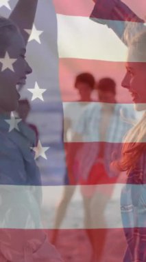 Yazın kumsalda dans eden beyaz bayrak, beyaz bayrak ve beyaz kadın arkadaşlara karşıydı. Amerikan vatanseverliği, çeşitlilik ve tatil konsepti dijital olarak oluşturulmuş video.