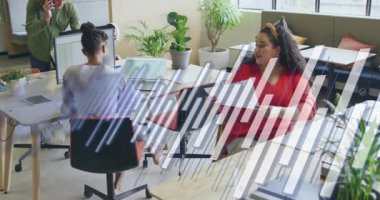 İş adamları dizüstü bilgisayara bakıp rapor yazmayı ve tartışmayı bırakıyorlar. İşbirliği, takım çalışması, modernlik, çalışma alanı, iletişim, üretkenlik, konferans