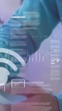 Tablet bilgisayar kullanarak ve kulaklık takarak gülümseyen erkek öğrencilerin veri, simge ve grafiklerle dijital arayüzlerinin animasyonu. Küresel dijital ağ ve eğitim dijital bileşimi.