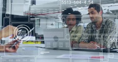 Meslektaşlar verileri takip ederken sunucu tableti tıkırdatıyor ve teknik demo için veri ızgarası animasyonu yapıyor. Teknoloji, veri, analiz, yenilik, işbirliği, dijital, çalışma alanı