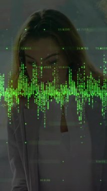 Dizüstü bilgisayardaki raporları tartışan farklı iş arkadaşlarının numaralarını değiştiren grafiklerin animasyonu. Dijital bileşik, çoklu pozlama, planlama, iş, büyüme, takım çalışması ve teknoloji kavramı.