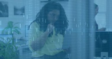 Ofisteki kadın, istatistikleri analiz ederek, animasyonları, daktiloyu ve dizüstü bilgisayarları üst üste koyuyor. Profesyonel, yenilik, teknoloji, analitik, çalışma alanı, dijital, modern