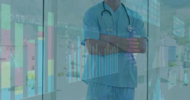 Hastane koridorunda duran bir klinisyen, çizelgeler soluyor sonra parmaklıklardan çizgiye kayıyor, gülümsüyor. Tıbbi, analiz, yenilik, teknoloji, profesyonellik, sağlık, sağlık