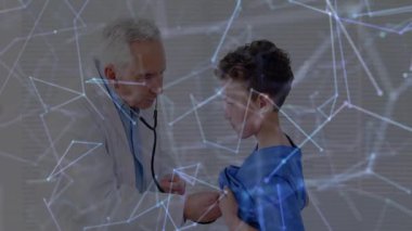 Çocuk tişört kaldırıyor, doktor göğsüne steteskop yerleştiriyor, ağ rehberlik sınavını dinliyor. Tıbbi, sağlık, muayene, teşhis, sağlık, profesyonel, pediatrik