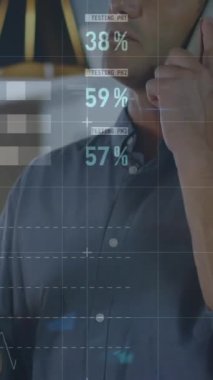 Ofiste akıllı telefondan konuşan beyaz bir adam hakkında istatistiksel veri işleme animasyonu. Bilgisayar arayüzü ve iş veri teknolojisi kavramı
