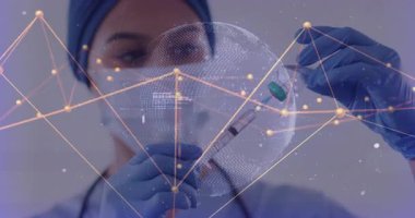 Sağlık çalışanı şişe mührünü kontrol ediyor ve ağ kaplamalı kapsül çizim dozunu kaldırıyor. Tıbbi, sağlık, laboratuvar, biyomedikal, bilimsel, dijital, yenilik