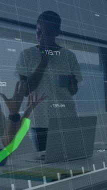 Ofisteki çeşitli iş adamları üzerinde yeşil hat ve finansal veri işleme animasyonu. Küresel finans, iş, bağlantılar, hesaplama ve veri işleme kavramı dijital olarak oluşturulmuş video.