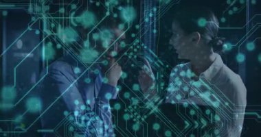 Veri merkezinde kadın uzman el kaldırıyor, verileri analiz ederken devreyi örtüyor. Teknoloji, işbirliği, yenilik, fütüristik, dijital, ağ oluşturma, yürütme