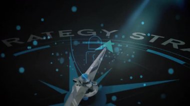 Parlayan STRATEGY asma kilit kalkanına doğru dönerken dönen mavi parçacıklar. Teknoloji, siber güvenlik, yenilik, dijital, güvenlik, navigasyon, geleceksel