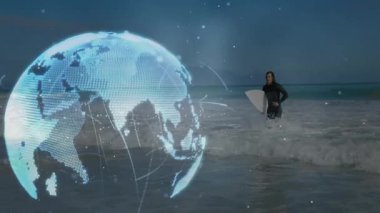 Sörf tahtası olan erkek sörfçü. Teknoloji dünyası dönerken kıyıya doğru gelen sığ dalgalar. Okyanus, sörf, yenilik, bağlantı, keşif, macera, deniz