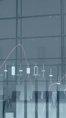 Yürüyen kalabalığın üzerinde finansal veri işleme animasyonu. küresel iş, finans, veri işleme ve dijital arayüz kavramı dijital olarak oluşturulmuş video.