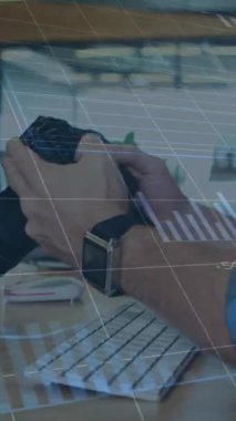 Değişen numaralarla birden fazla grafik animasyonu, beyaz fotoğrafçı kamerayı kontrol ediyor. Dijital bileşik, çoklu pozlama, rapor, iş, büyüme, meslek ve teknoloji kavramı.