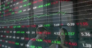 Şeffaf duvardaki hisse senetlerine bakmak, birkaç yudum alıp animasyon çizelgelerini tartışmak. Finans, işbirliği, gündelik, modern, içecek, bağlantı, ilişki