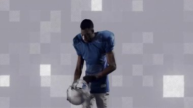 Denetleme ve piksel ızgarası ile kayışı bağlamak için kaskı kaldıran futbolcu teçhizat hazırlıyor. Sporcu, spor, dijital, hareket, hazırlık, ekipman, modern